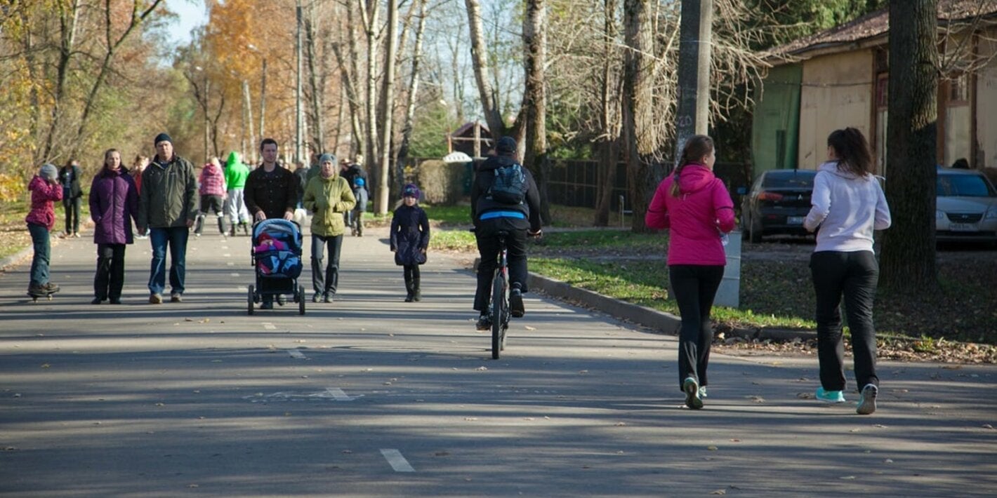 Pessoas caminhando em uma rua da cidade