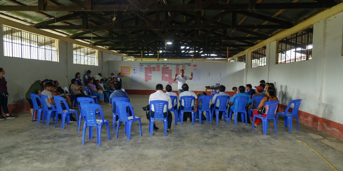 OPS/OMS || Facilitador y miembros de una comunidad en diálogos de saberes. Archivo OPS. 