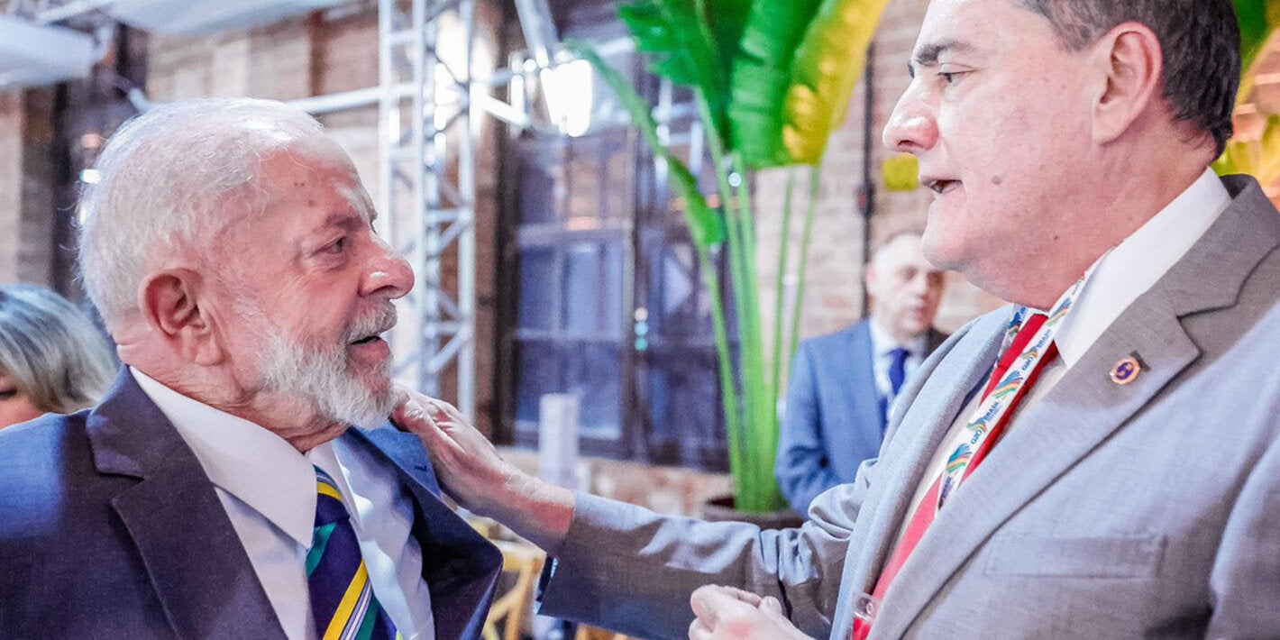 Jarbas Barbossa speaking with Luiz Inácio Lula da Silva