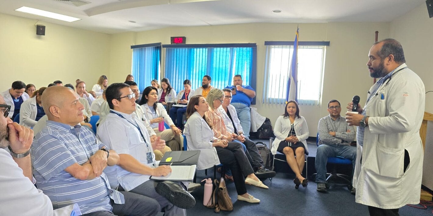 Personal capacitándose sobre dengue 