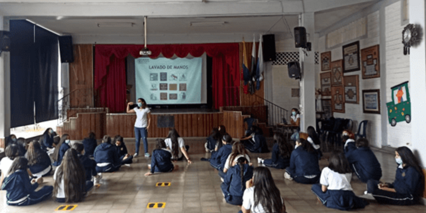 Jóvenes aprenden sobre resistencia bacteriana