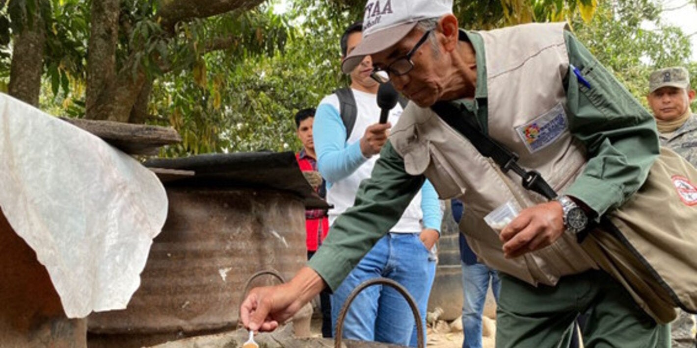 personal verificando Ovitrampas