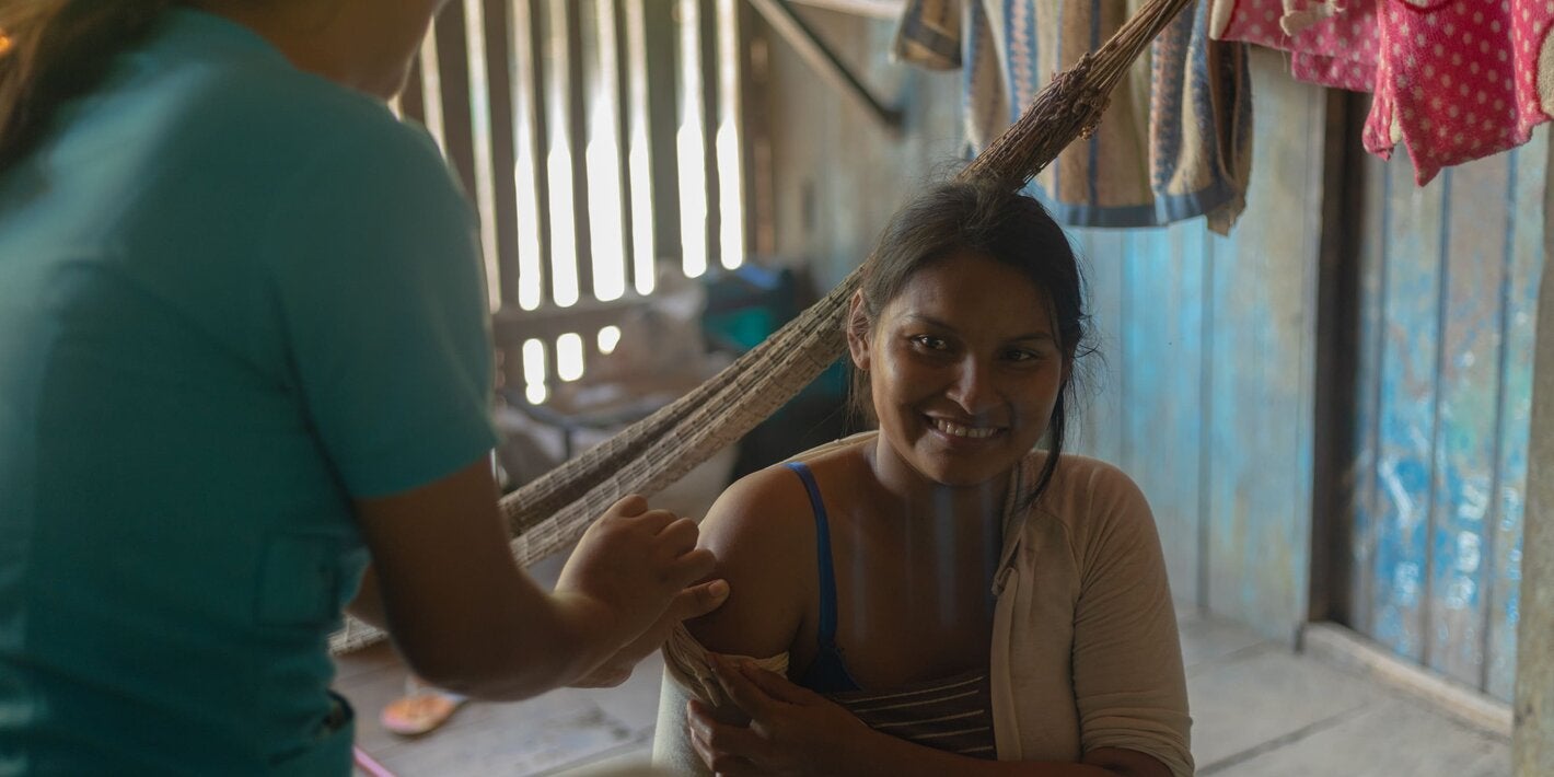 Mujer recibe vacuna de parte del personal de salud en Amazonas, Perú 