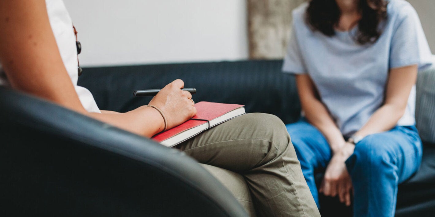 Mujer habla con profesional.ofessional.