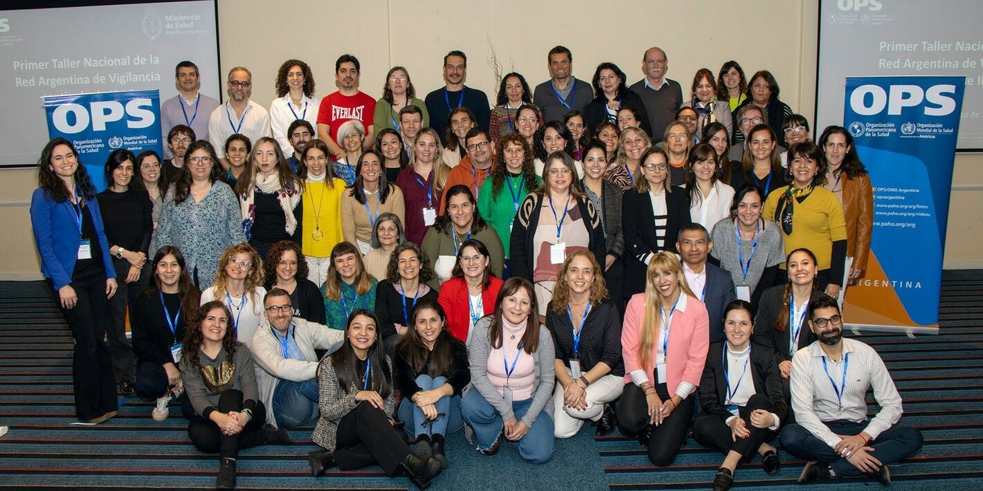 Foto grupal de los participantes presenciales del taller