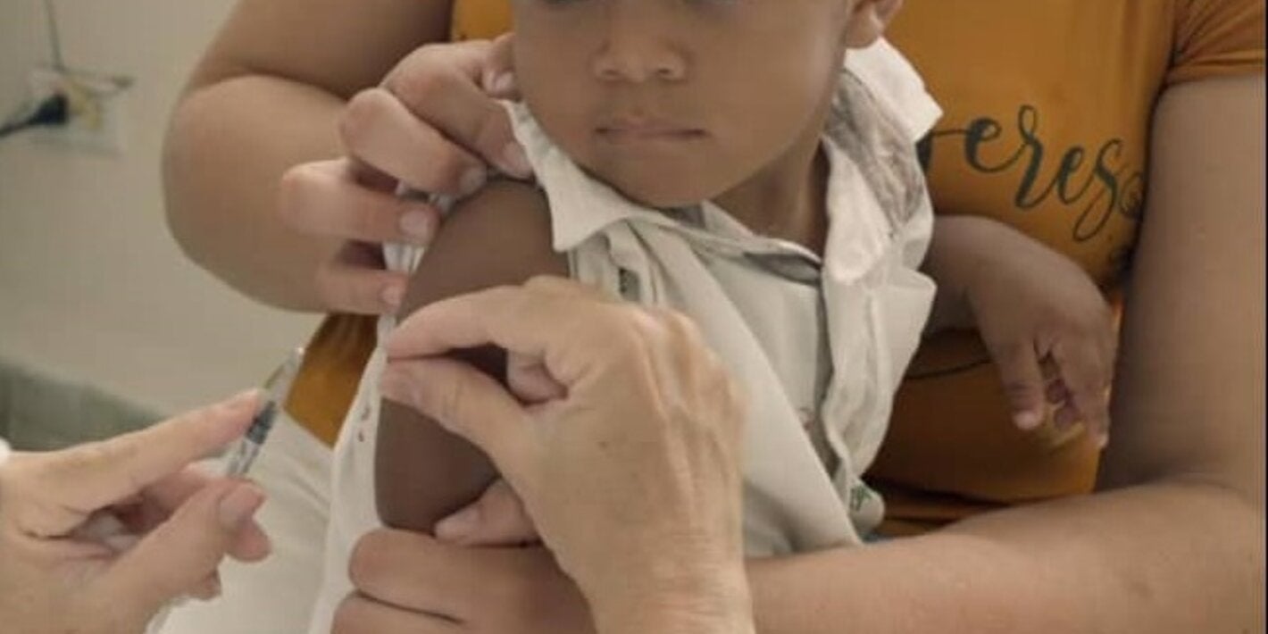 Routine vaccination to a cuban boy