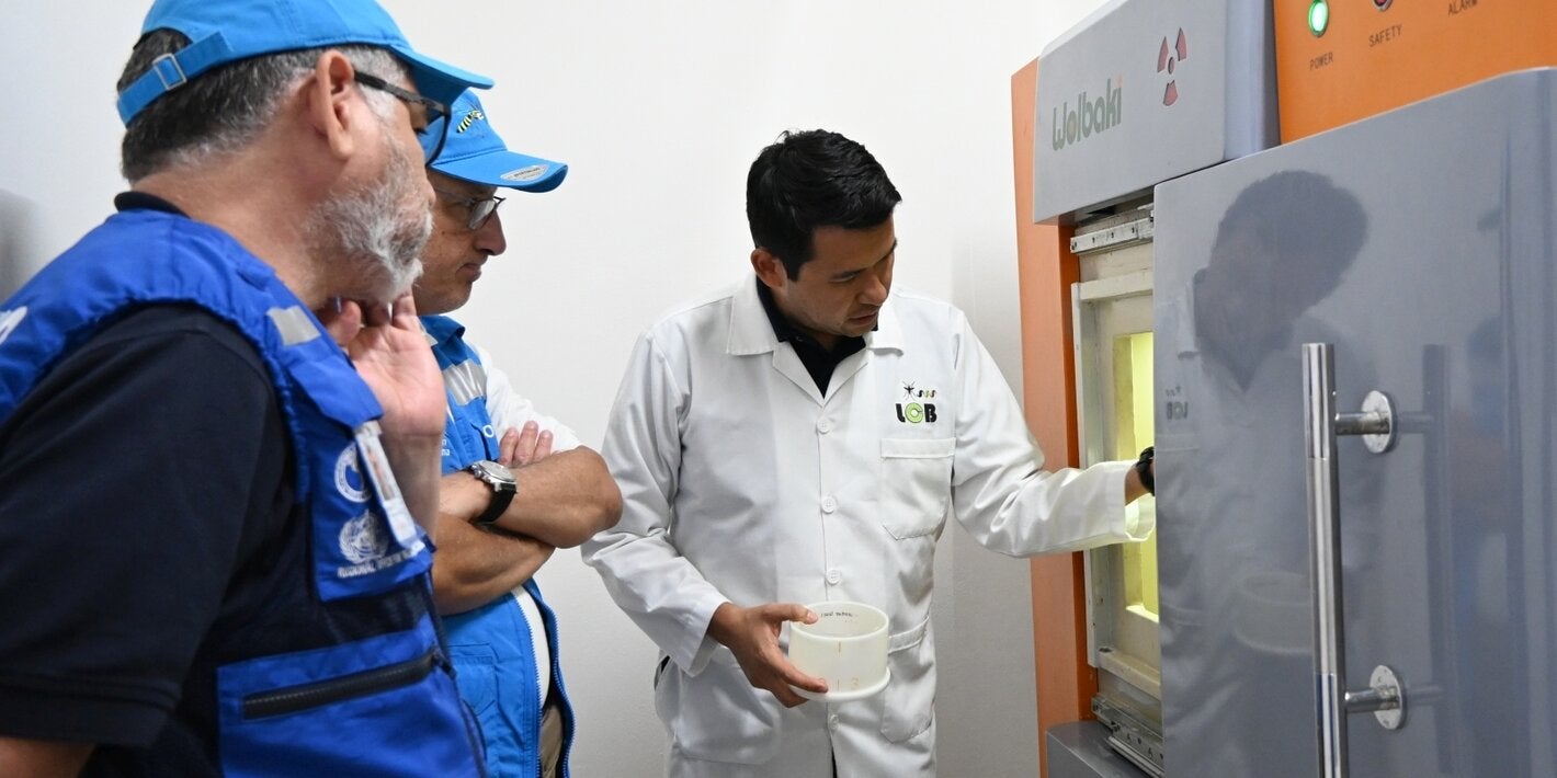 Expertos de OPS visitan la Unidad Colaborativa de Bioensayos Entomológicos (UCBE) 