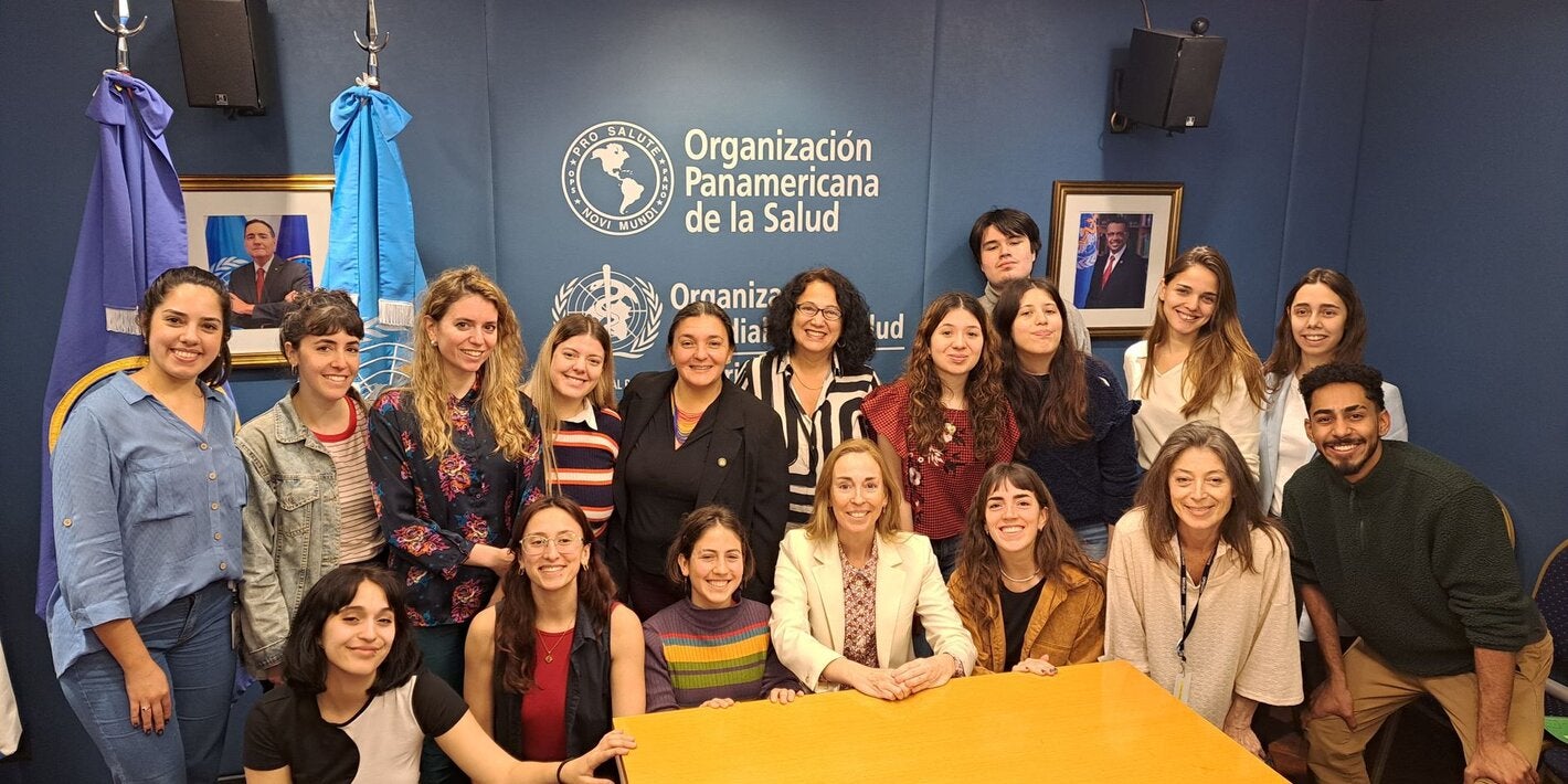 Foto grupal de todos los participantes de la reunión