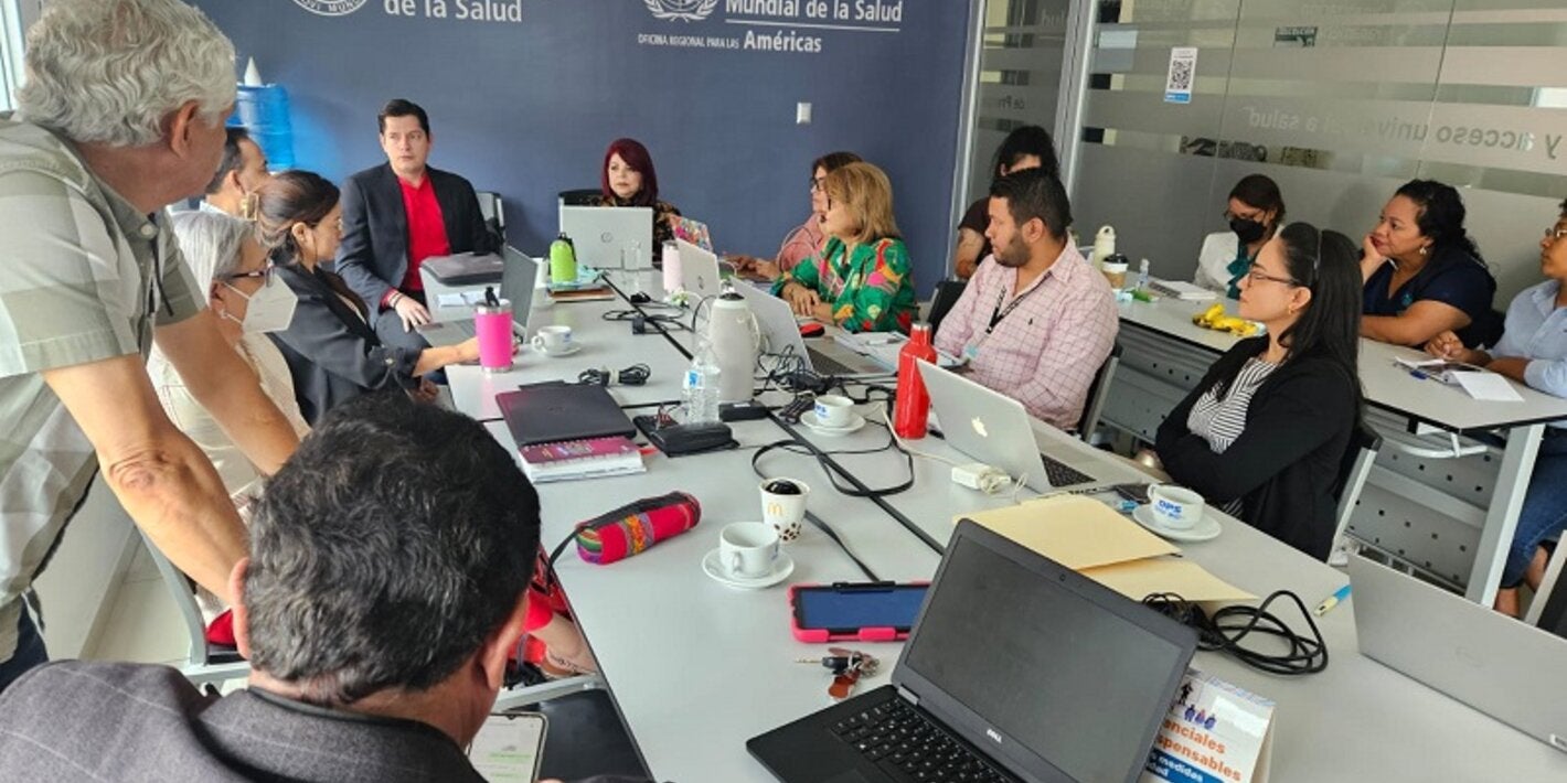 Viceministro de salud se dirige al equipo de trabajo