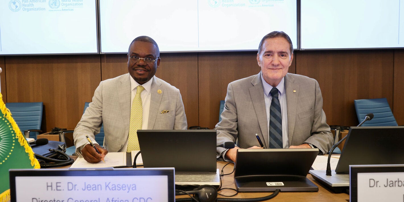 Jean Kaseya, diretor-geral do CDC África, e Jarbas Barbosa, diretor da OPAS, durante a assinatura do acordo em Washington