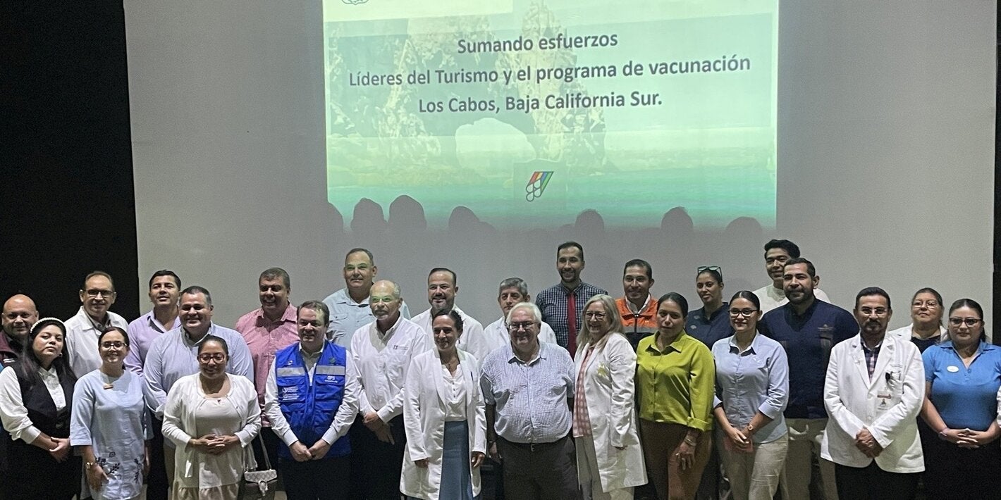 Foto de grupo, autoridades y expertos en salud y turismo