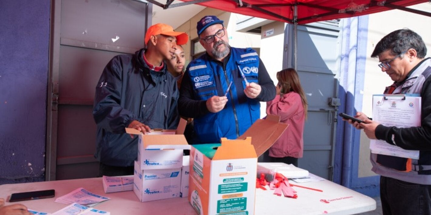 personal revisando vacunas antirabicas