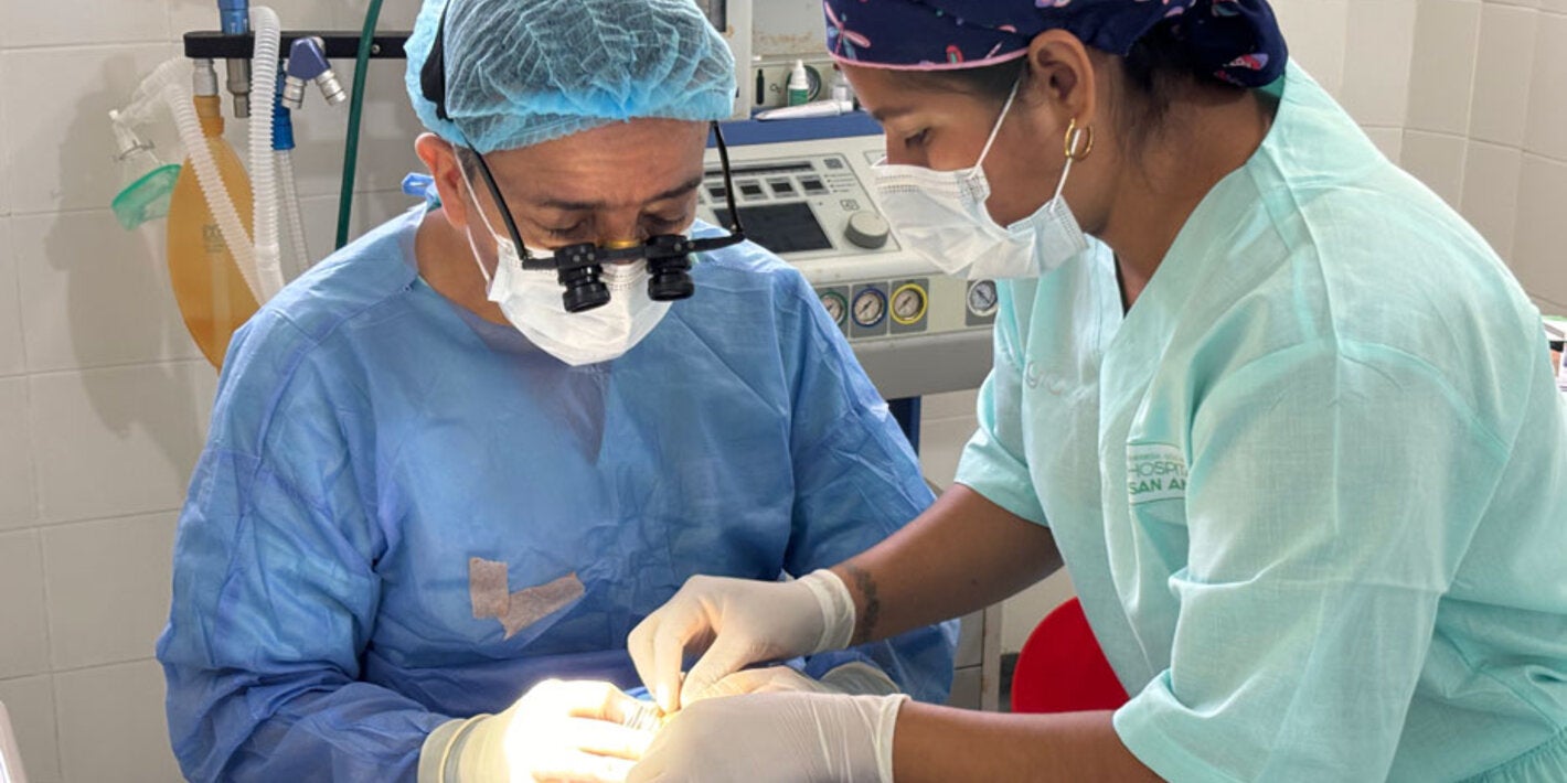 Medicos realizando operacion para tracoma