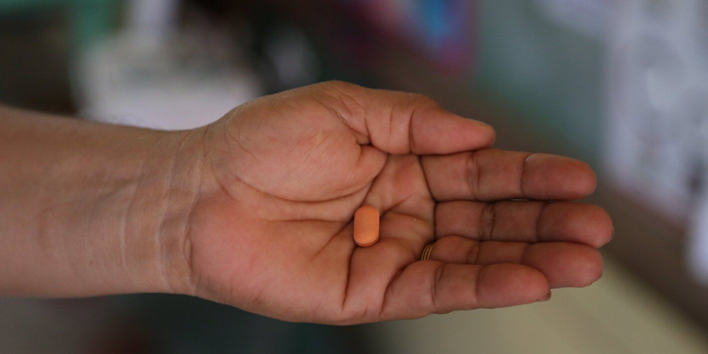 Mano sosteniendo una pastilla