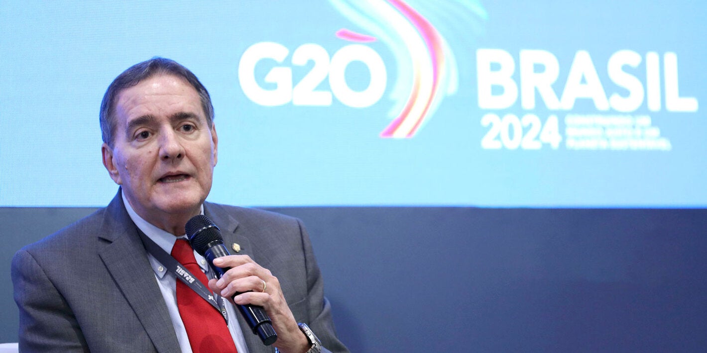 El Dr. Jarbas Barbosa en el G20 en Brasil con un micrófono en la mano