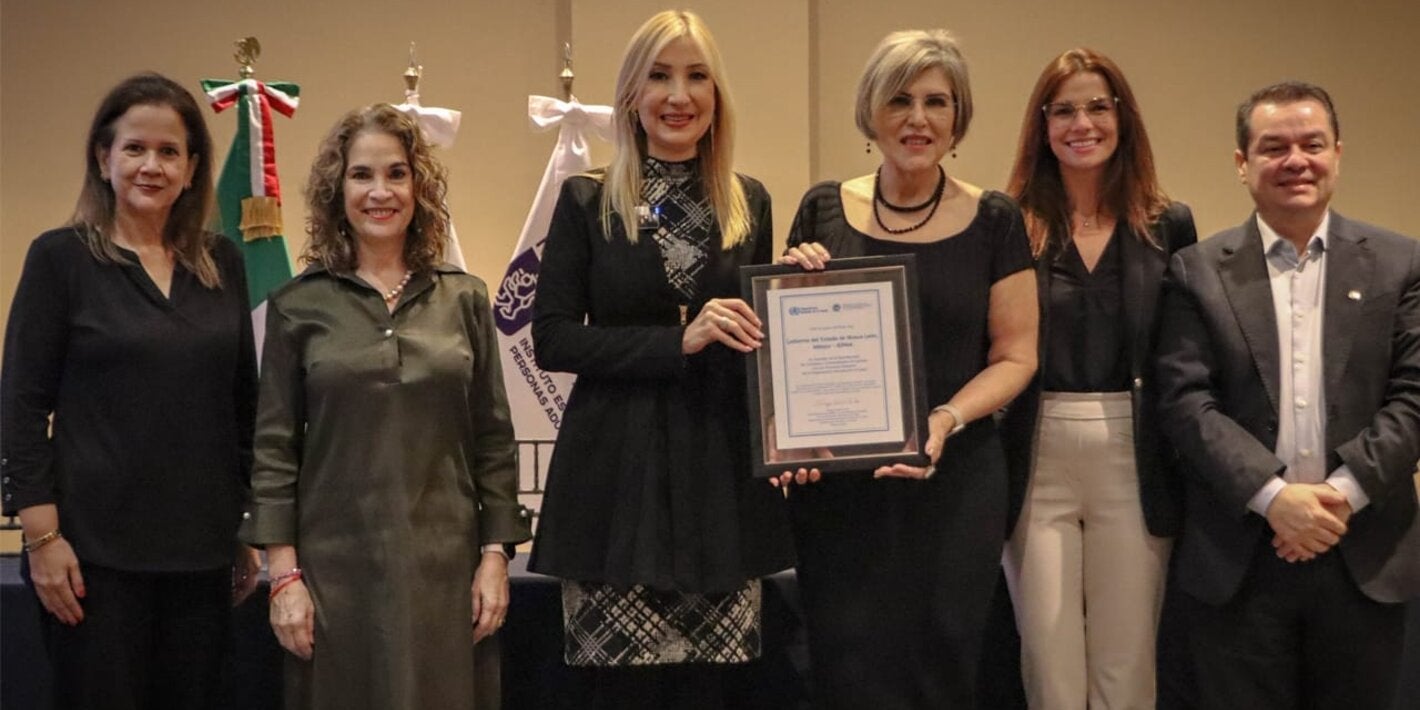 Directora del IEPAM recibiendo el reconocimiento