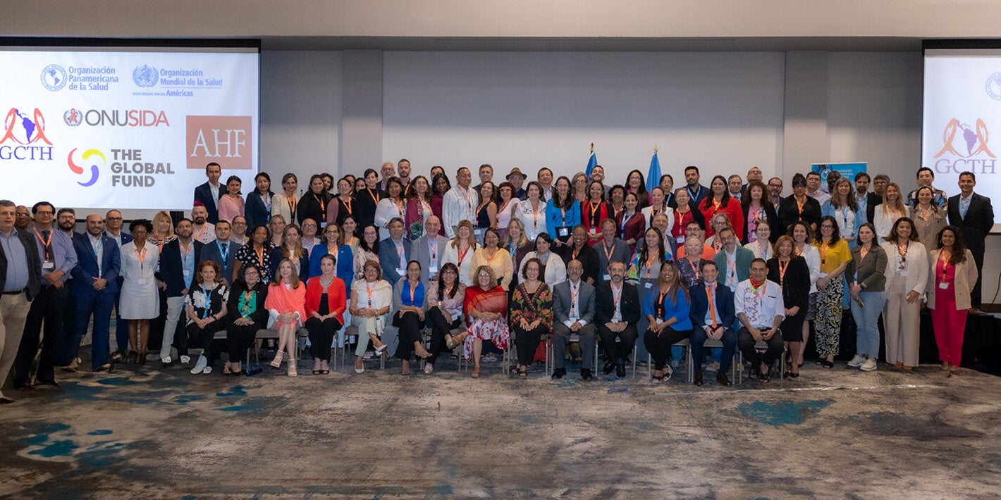 Fotografía grupal de la reunión regional con el objetivo de acelerar la respuesta al VIH, Tuberculosis (TB), Hepatitis y otras infecciones de transmisión sexual (ITS) en América Latina.
