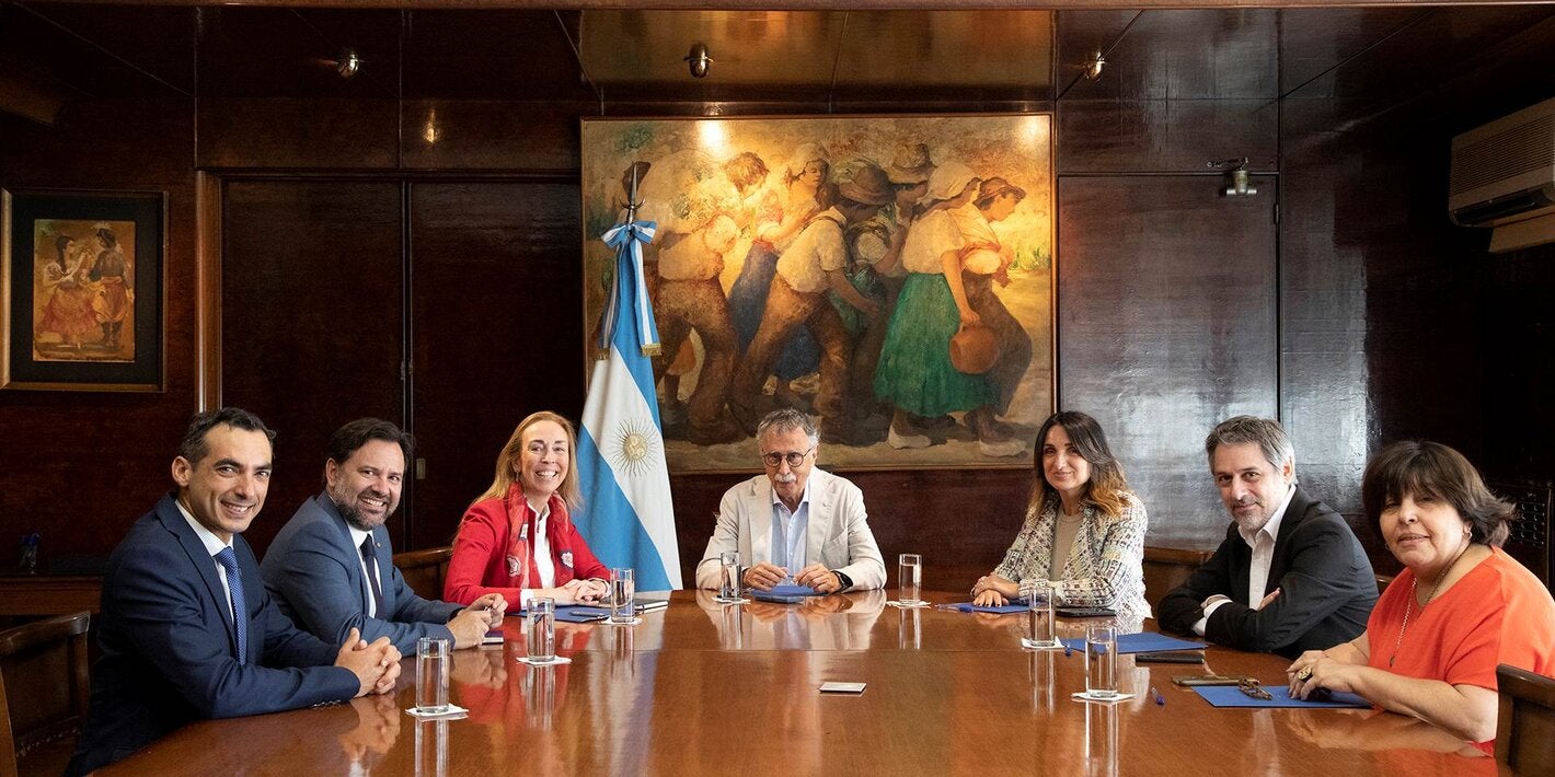 Foto con los participantes de la reunión