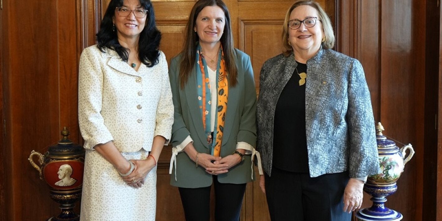 De izquierda a derecha representante de OPS en Uruguay, ministra de Salud de Uruguay y directora del CLAP/SMR