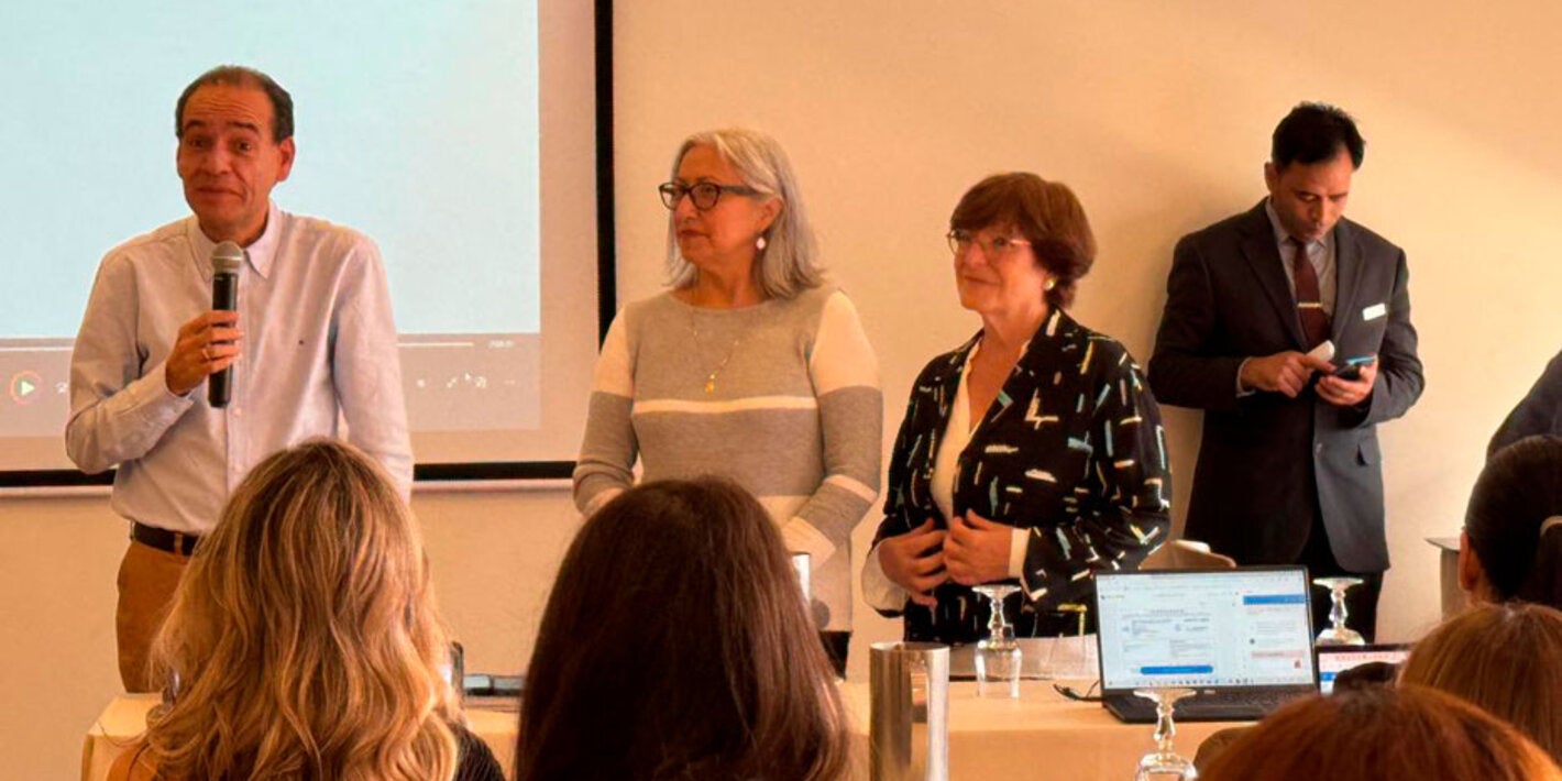 Dra. Padilla y panelsitas en reunion de cuidados en reunion presencial