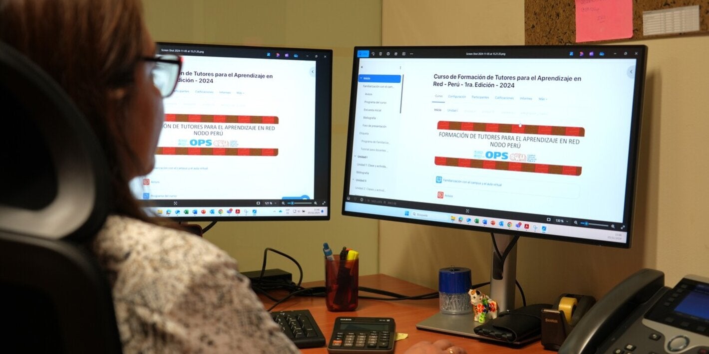 mujer frente a pantalla de computadora 