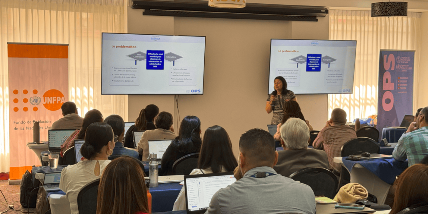 Participantes del taller durante una de las presentaciones