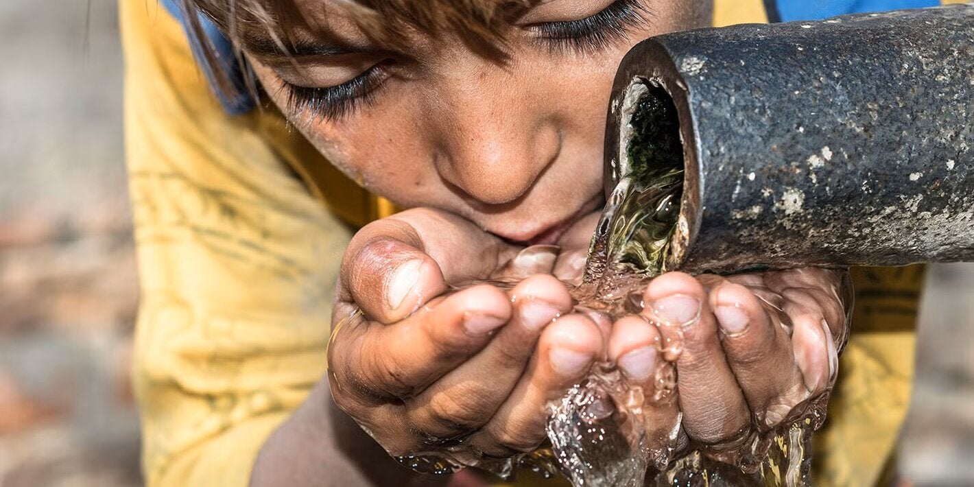 niño tomando agua