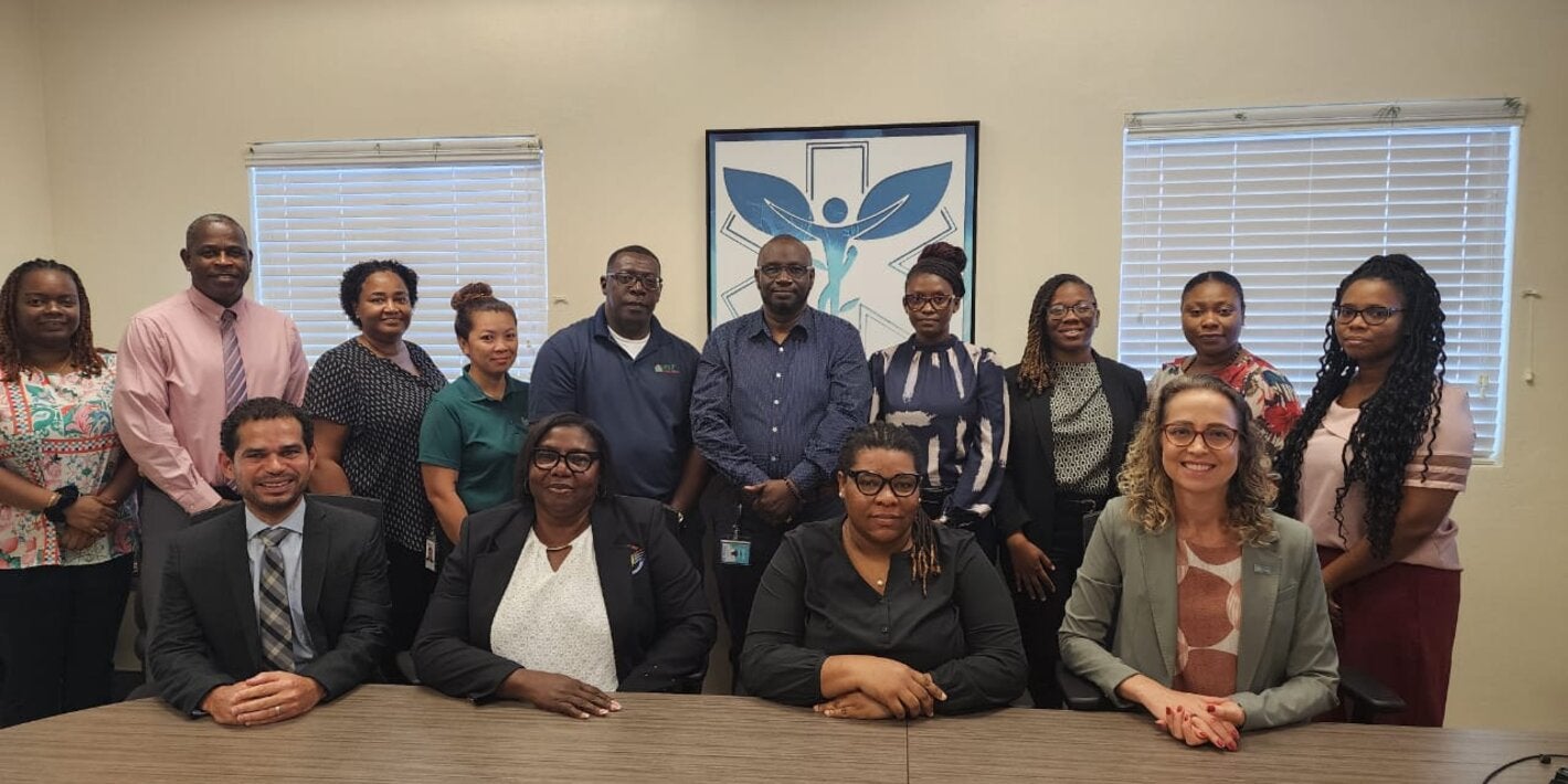 representantes de PANAFTOSA y del Departamento de salud ambiental de 