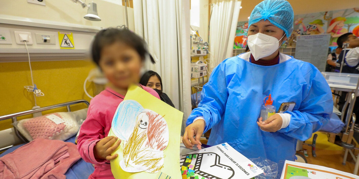 Imagen referencial de paciente oncológico pediátrico junto a su médico tratante
