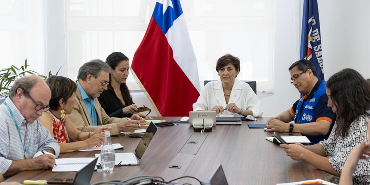 La ministra de Salud, Dra. Ximena Aguilera, convocó a una reunión de expertos para abordar la situación de la gripe aviar en el mundo y cómo ello podría afectar a Chile