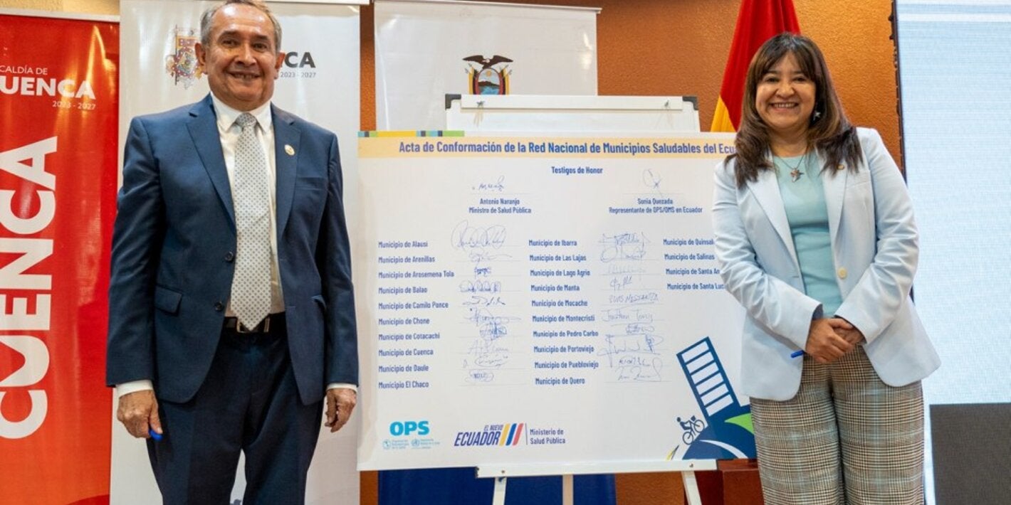 El Ministro de Salud Pública, Antonio Naranjo Paz y Miño y la representante de la Organización en Ecuador, Sonia Quezada;   participaron en la firma simbólica de la conformación de la Red de Municipios Saludables.