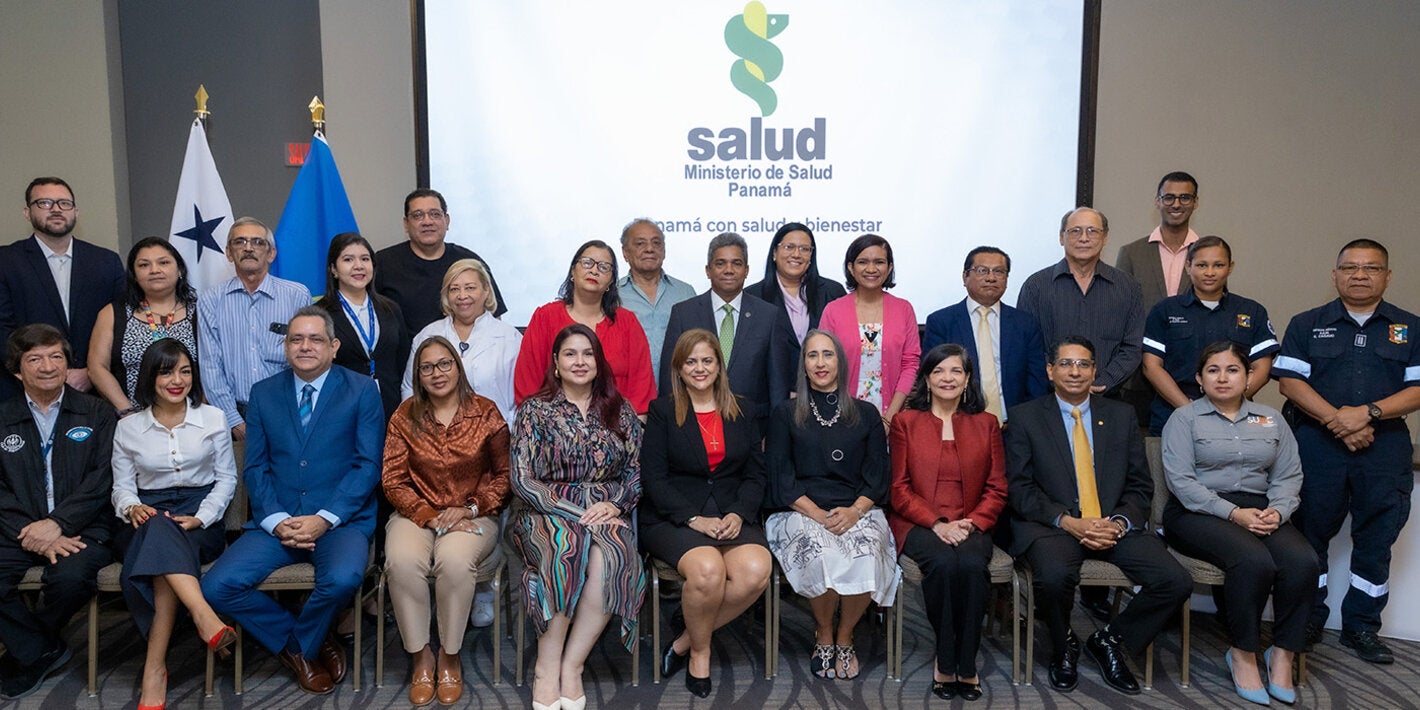 Fotografía grupal del taller de autoevaluación de las capacidades básicas para fortalecer la implementación del Reglamento Sanitario Internacional (RSI).