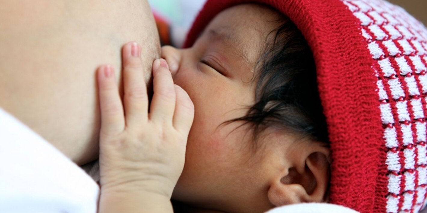 madre brindando lactancia materna a su hijo recién nacido