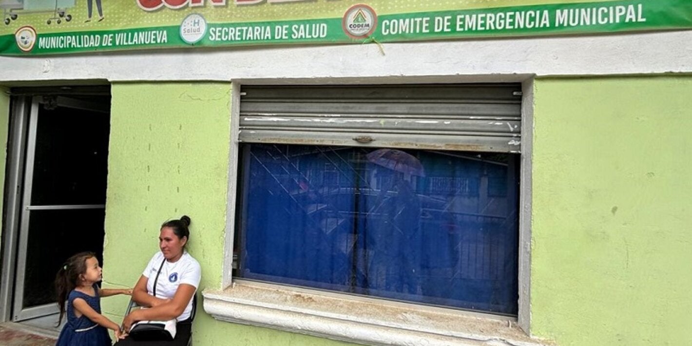Una madre y su hija esperan ser atendidas en un centro de estabilización de dengue