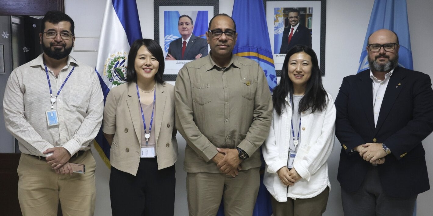 Autoridades OPS/OMS junto a delegados del KOIKA