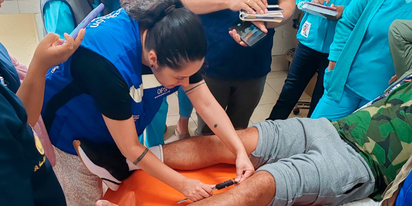 OPS/ Personal de salud en Quillabamba recibe capacitación de OPS para tratar la medición de la lesión de leishmaniasis cutánea no complicada. 