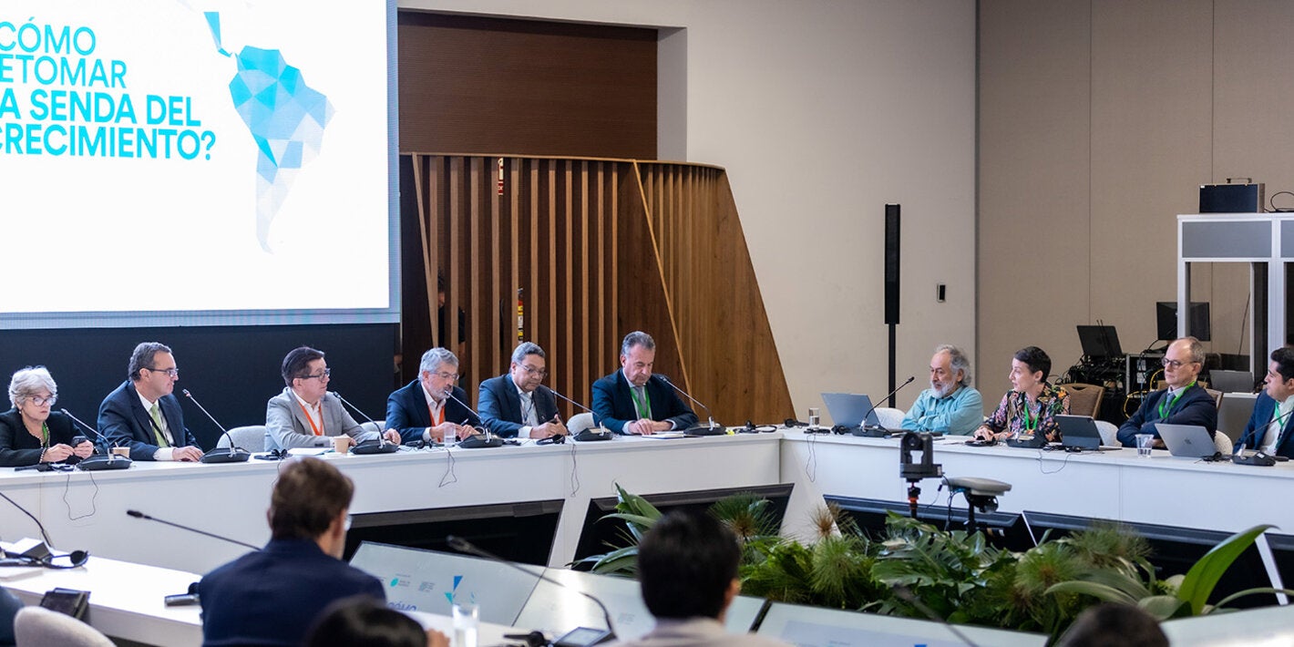 Fotografía de la mesa de trabajo durante el el Foro Económico Internacional - América Latina y el Caribe 2025
