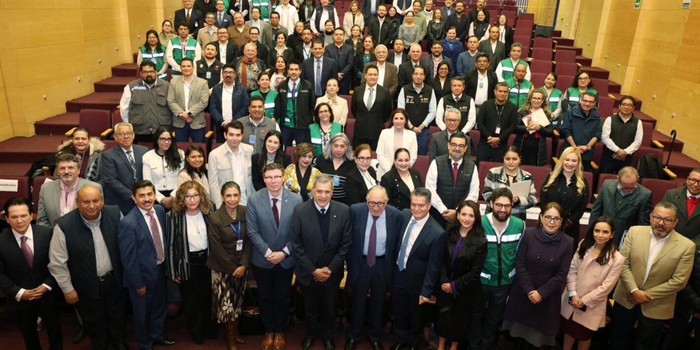 Foto grupal de autoridades y participantes de la Reunión Nacional del Servicio Nacional de Salud Pública