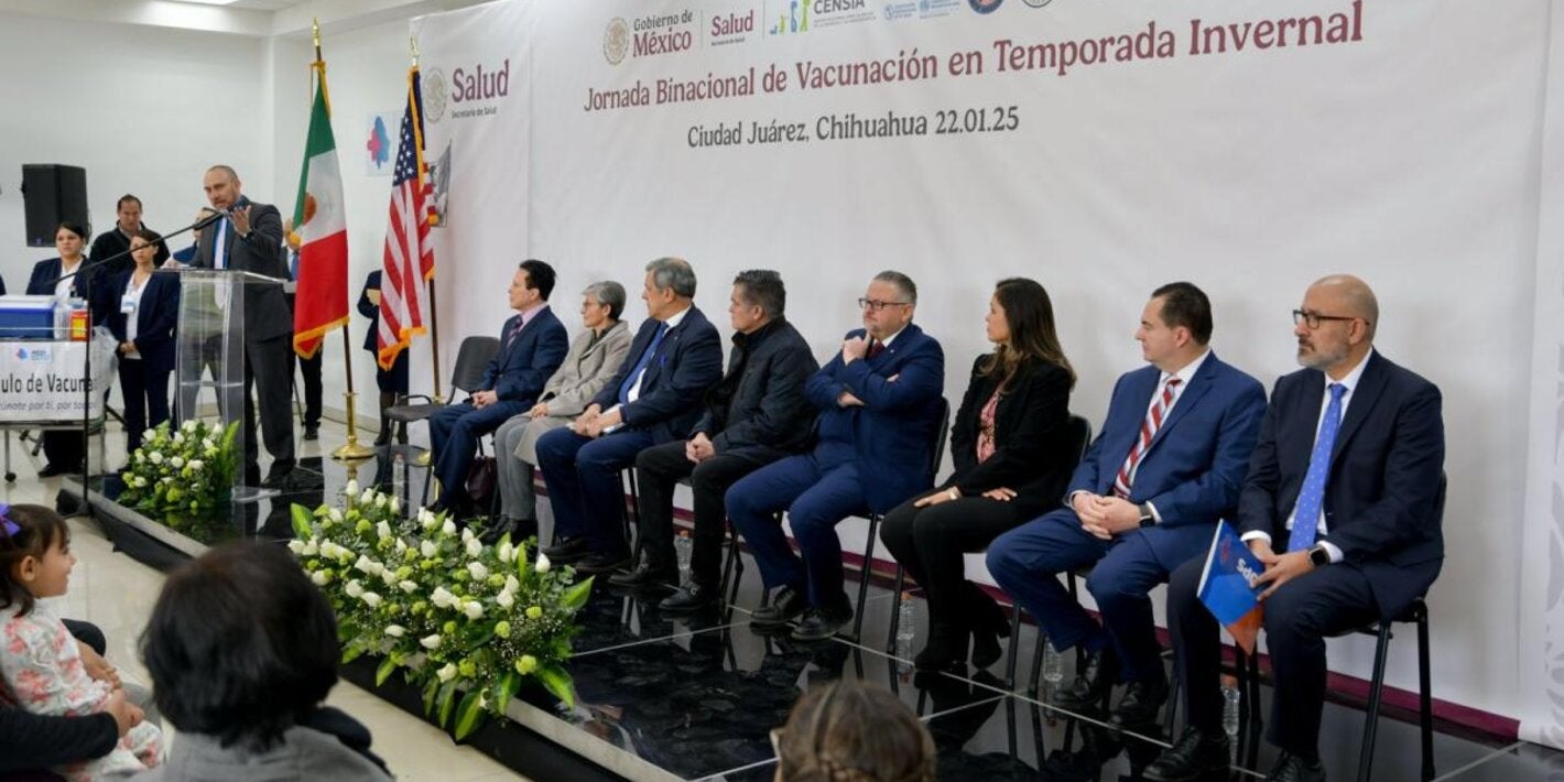 Autoridades binacionales de Estados Unidos y México sentados en presidium durante el lanzamiento de la Jornada Binacional de Vacunación en Chihuahua 