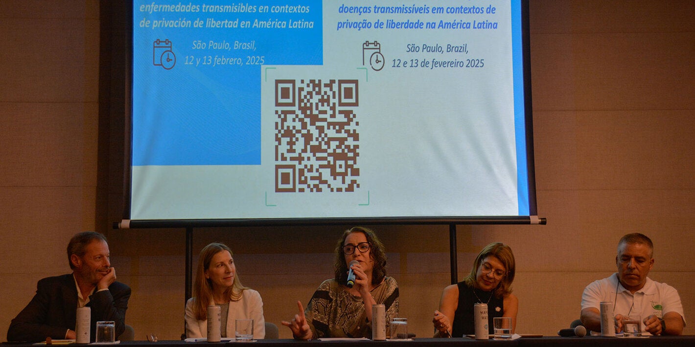 Mesa de abertura do evento com cinco convidados