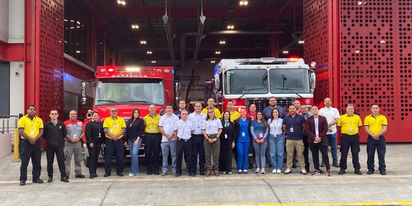 Participantes e instructores posan para la fotografía grupal