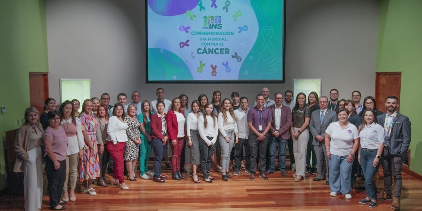 Fotografía grupal de los participantes en el evento