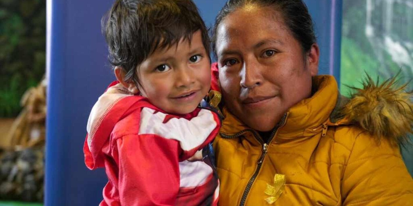Nancy, junto a su hijo Keyner, beneficiario de los medicamentos esenciales contra el cáncer infantil.