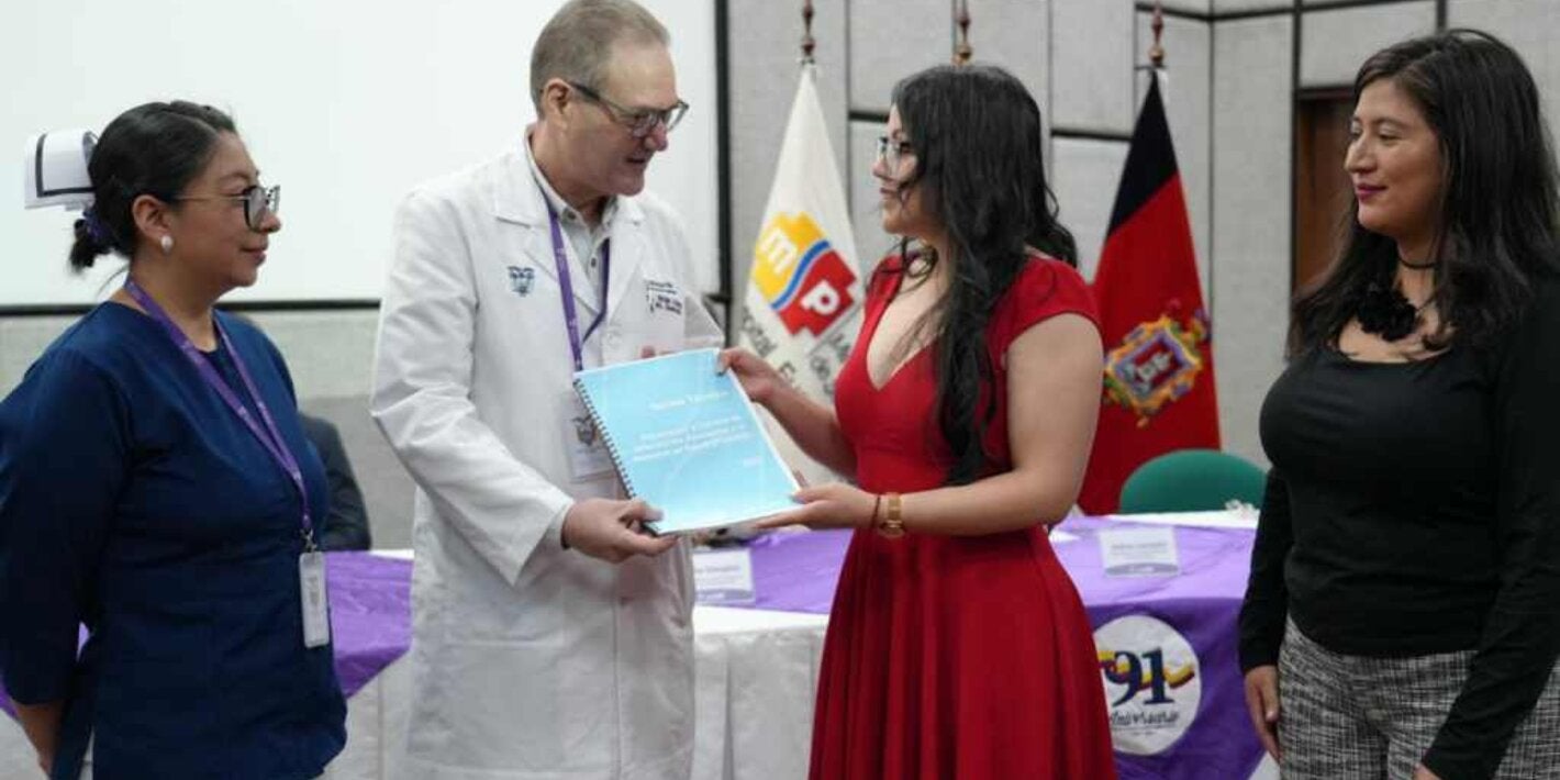 Entrega simbólica de la Norma Técnica de Prevención y Control de Infecciones Asociadas a la Atención en Salud (IAAS)