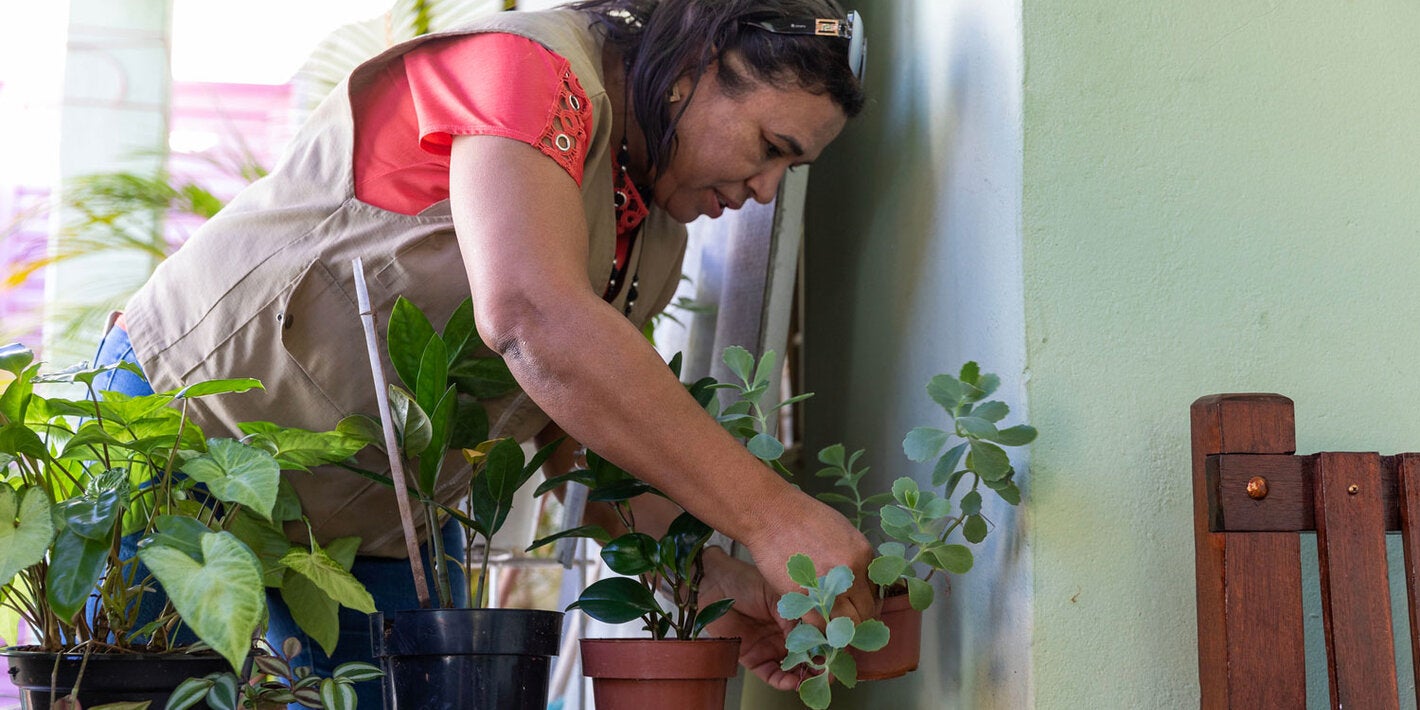Educando as comunidades sobre como eliminar os criadouros de mosquitos