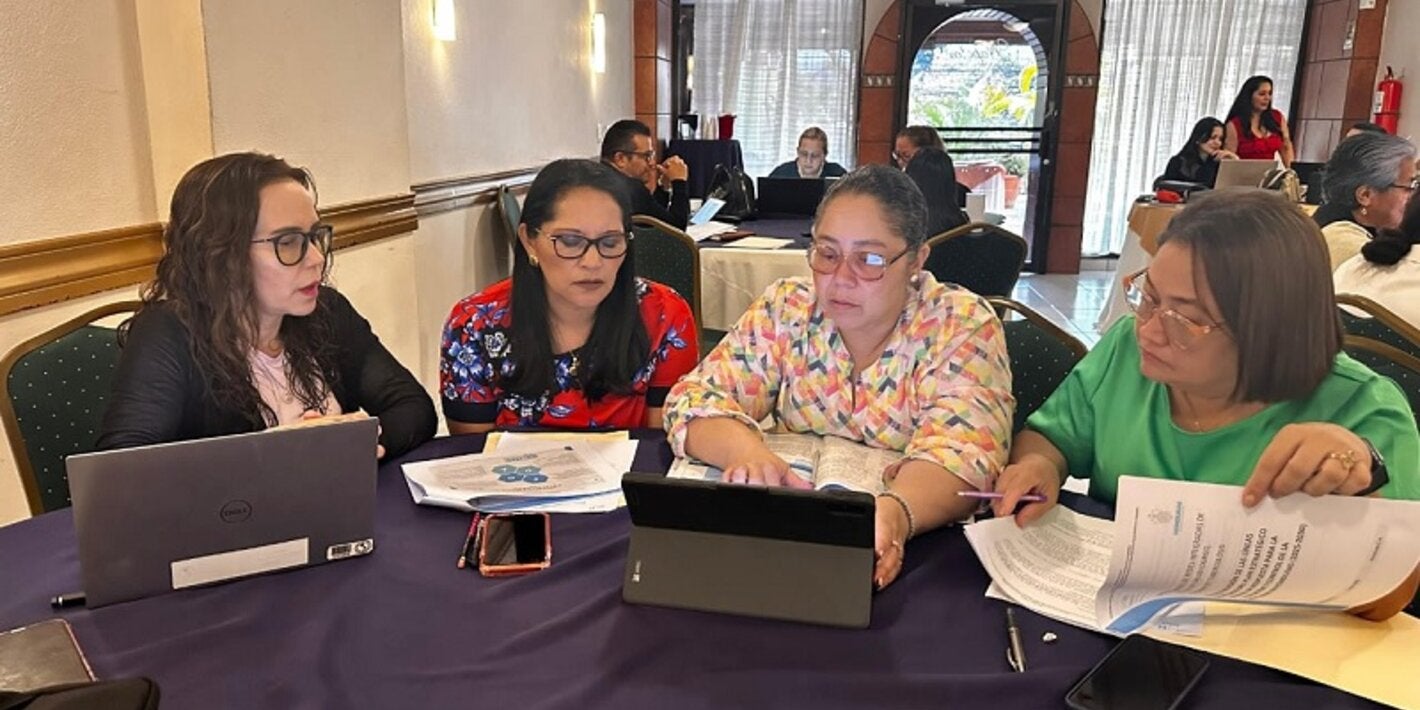 Equipo hondureño actualizando el plan estratégico de vih y TB