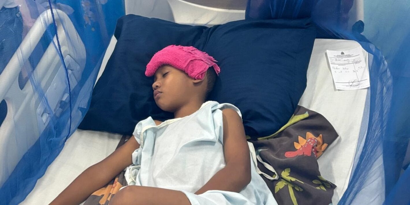 paciente pediátrica es atendida en sala de estabilización de dengue