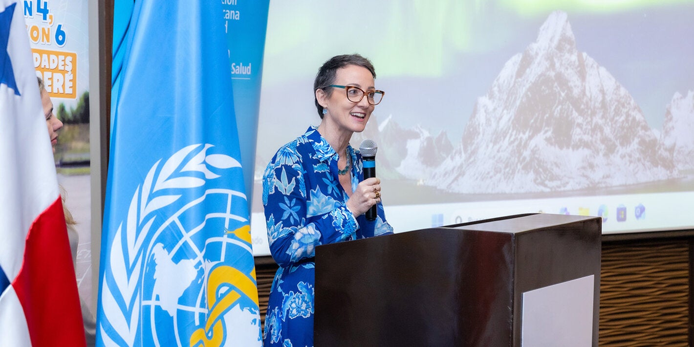 La Dra. Ana Rivière Cinnamond, representante de la OPS/OMS en Panamá, dando discurso de apertura al taller especializado en Monitoreo Rápido de Vacunación (MRV) y Búsqueda Activa Comunitaria (BAC).