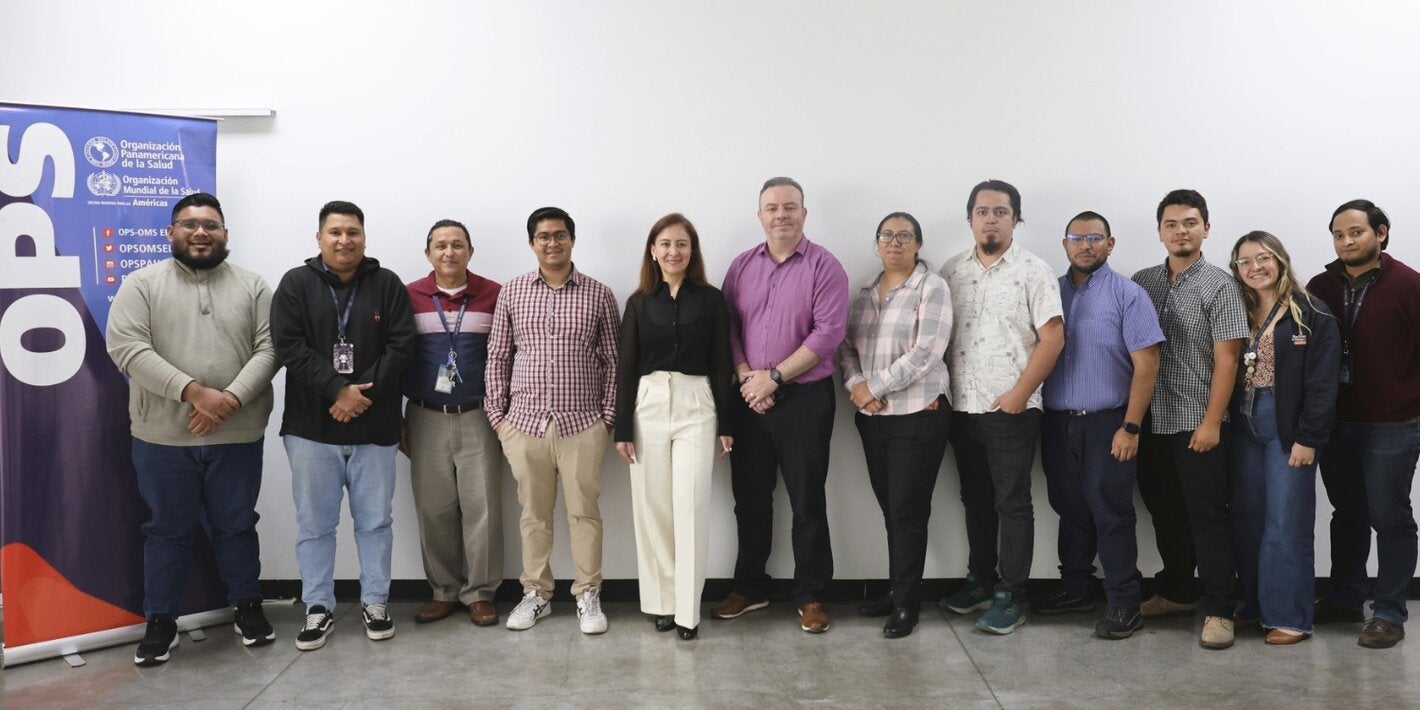 Profesionales del taller ESAVI en El Salvador