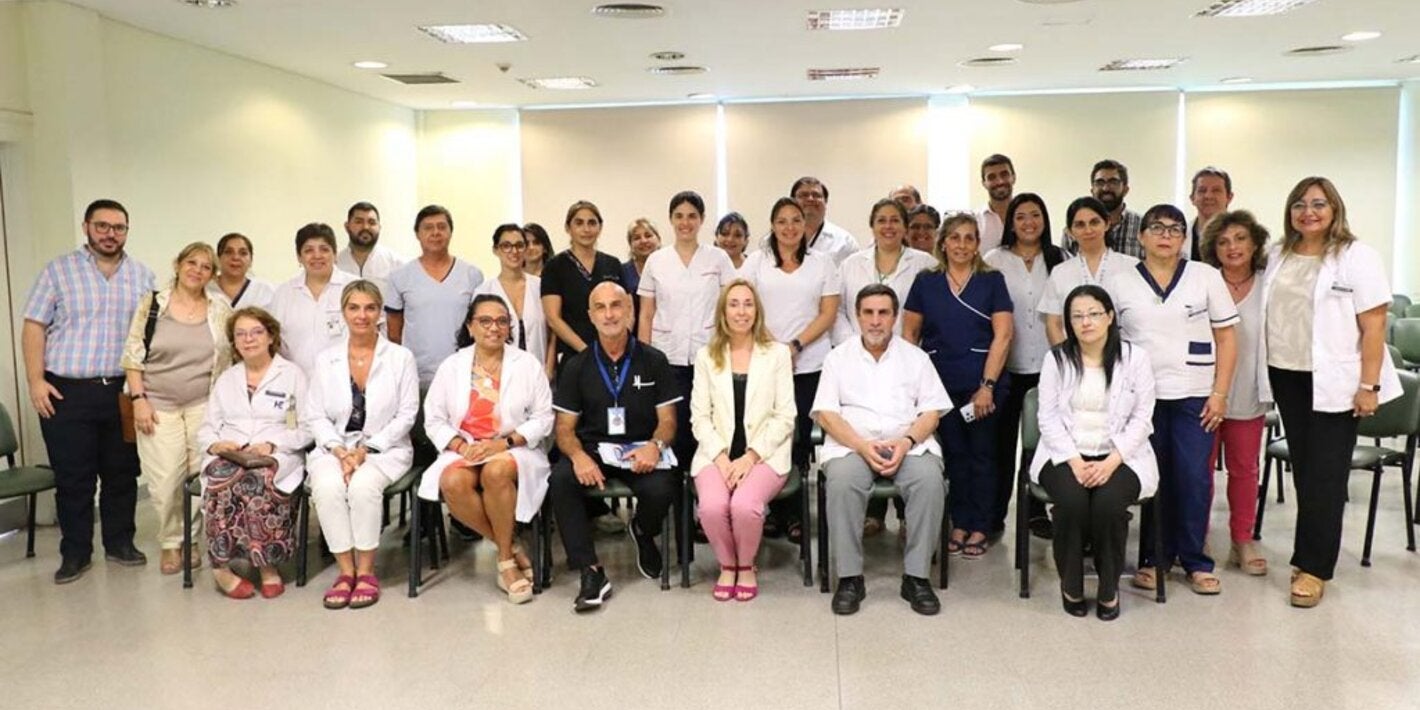 Foto de autoridades y del equipo de salud del hospital. 
